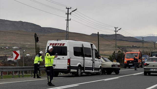 Elazığ'da minibüs ile otomobilin çarpıştığı kazada 4 kişi yaralandı 