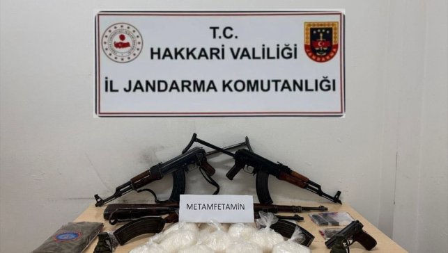 Hakkari'de silah, mühimmat ve uyuşturucu ele geçirildi