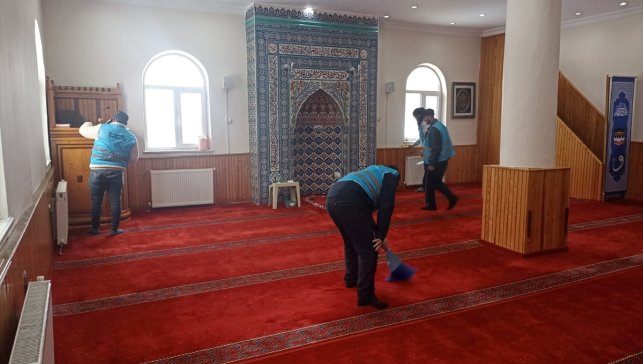 Tekman, Karaçoban ve Hınıs'da yükümlüler camileri temizledi
