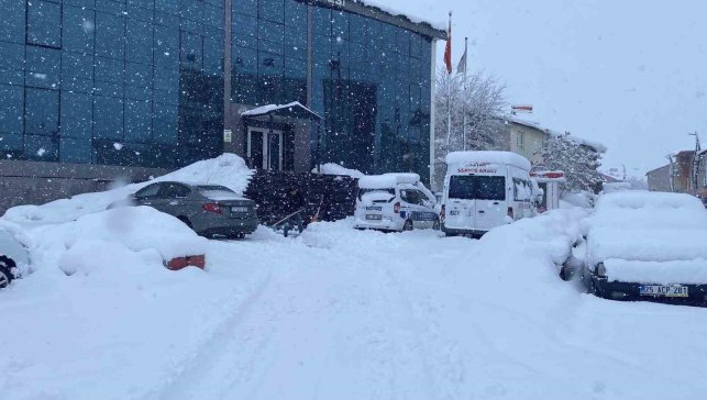 Karlıova'da kar kalınlığı 30 santime ulaştı