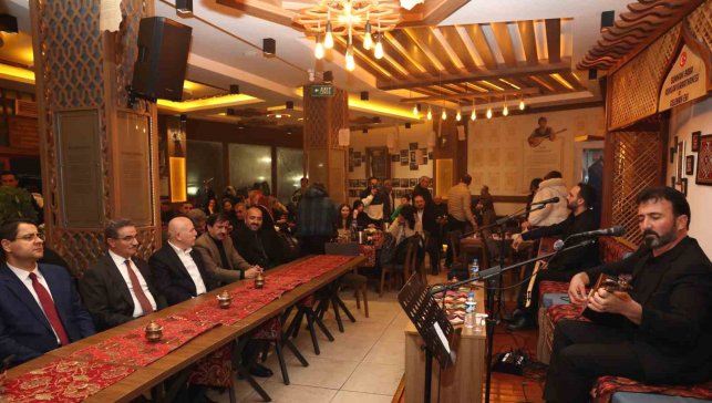 Vali Baruş ve Başkan Sekmen aşıkları dinledi