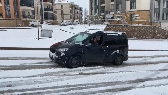 Elazığ'da kar yağışından dolayı araçlar yolda kaldı