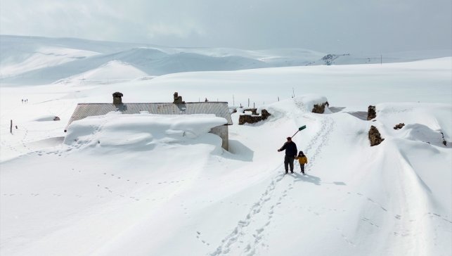 Kışın boşalan köyde 9 yıldır yalnız kalan çift, zorluklara birlikte göğüs geriyor