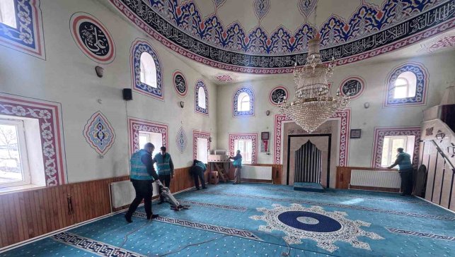 Hınıs'ta yükümlüler camilerde temizlik yaptı
