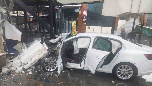 Bingöl'de otomobil iş yerine girdi: 5 yaralı