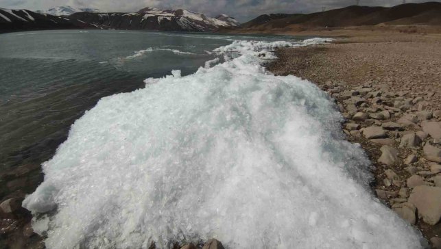 Van'da baraj gölünde donan dalgalar görsel şölen sundu