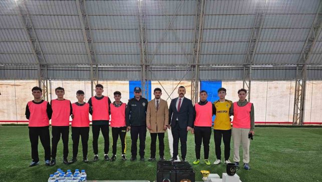 Öğrencilerle halı sahada maç yapan polis, terör örgütleri konusunda bilgilendirdi