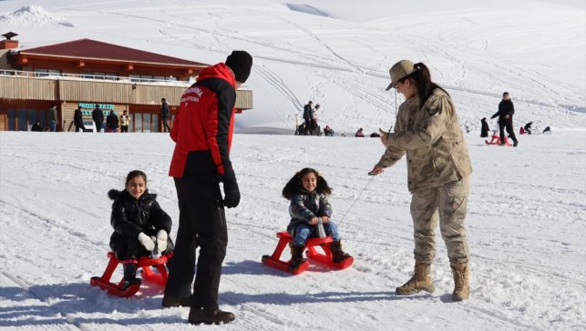 Hakkari'de jandarma ekiplerince şehit ve gazi aileleri için kayak etkinliği yapıldı