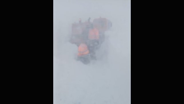 Sahara Geçidi'nde Kara Yolları ekibinin üzerine çığ düştü