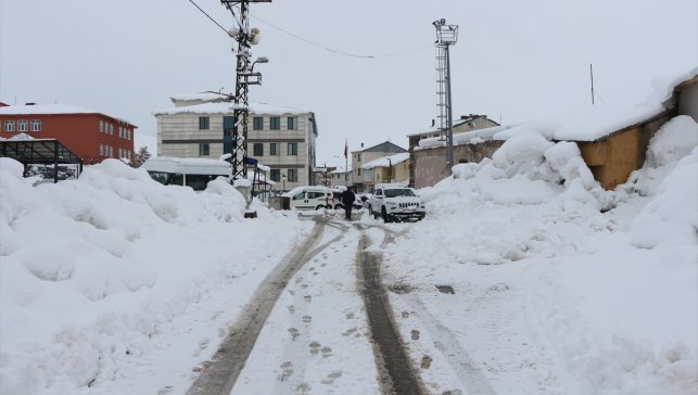 Elazığ ve Bingöl'de 171 yerleşim yerine ulaşım sağlanamıyor