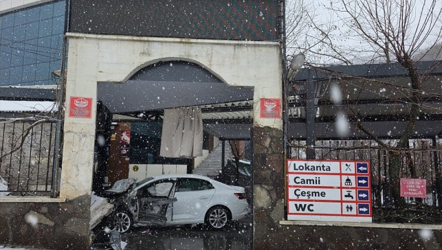 Bingöl'de kontrolden çıkarak lokantaya giren otomobildeki 5 kişi yaralandı