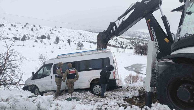 Şarampole sürüklenen minibüs, ekipler tarafından kurtarıldı