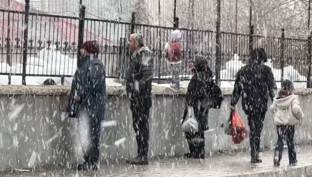 Yüksekova'da kar yağışı ilçeyi beyaza bürüdü