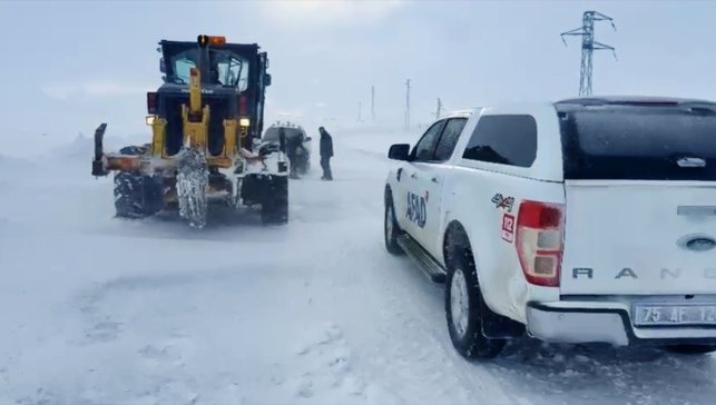 Ardahan'da kar ve tipi nedeniyle yolda mahsur kalan 6 araç kurtarıldı