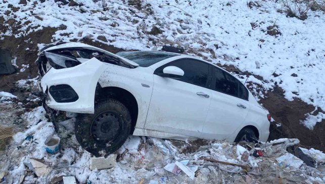 Elazığ'da otomobil şarampole uçtu: 2 yaralı
