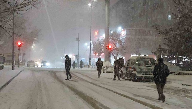 Erzurum'da 3 ilçede okullar 1 gün tatil edildi