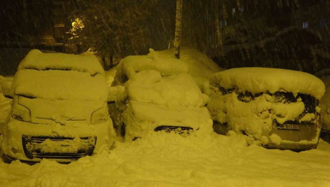 Bitlis'te kent merkezi beyaza büründü