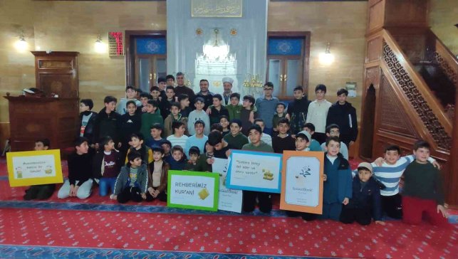 Ahlat'ta öğrenciler teravihte buluştu