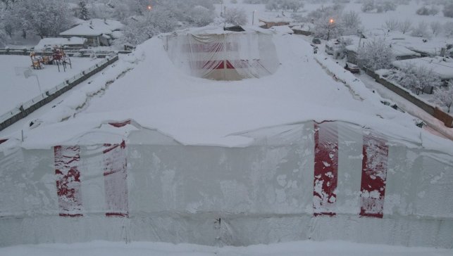 Erzincan'da kardan halı sahanın brandası çöktü