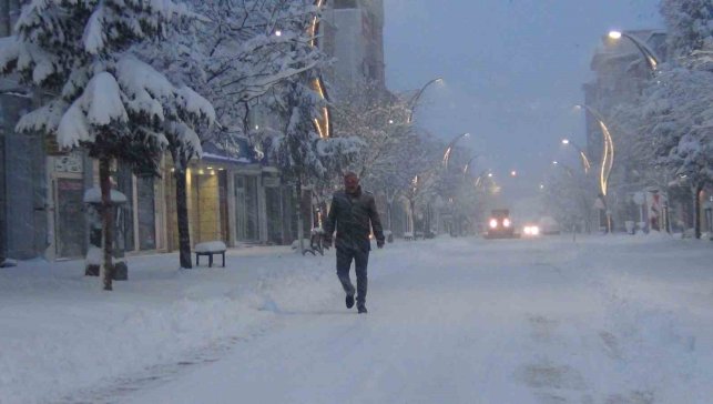 Kars'ta eğitime kar engeli: 40 santimetre kar yağdı!