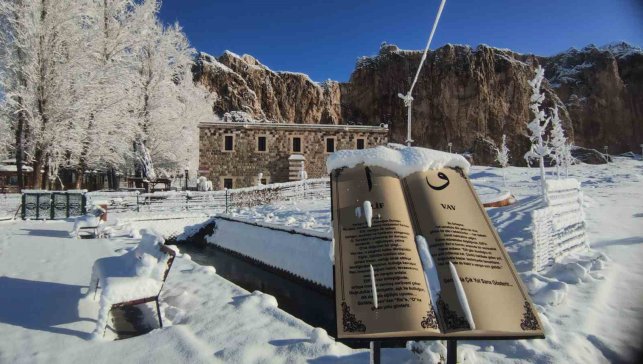 Van'da gece yağan kar kartpostallık manzaralar oluşturdu