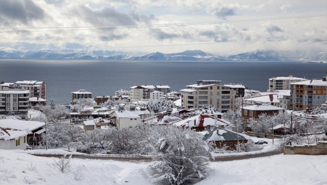 Van, Bitlis, Hakkari ve Muş'ta 1077 yerleşim birimine ulaşım sağlanamıyor