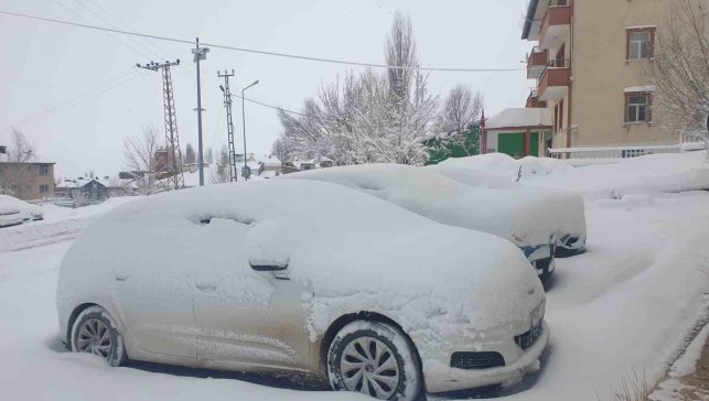 Başkale'de araçlar kara gömüldü: 32 yerleşim yerinin yolu ulaşıma kapandı