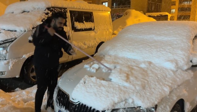 Yüksekova'da kar kalınlığı 15 santimetreye ulaştı