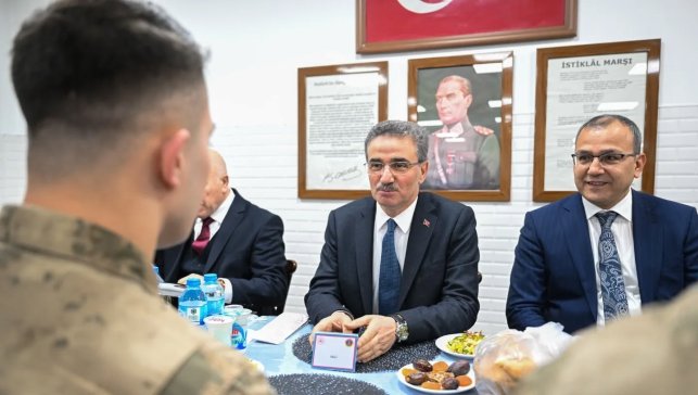 Mehmetçikle iftar yaptılar