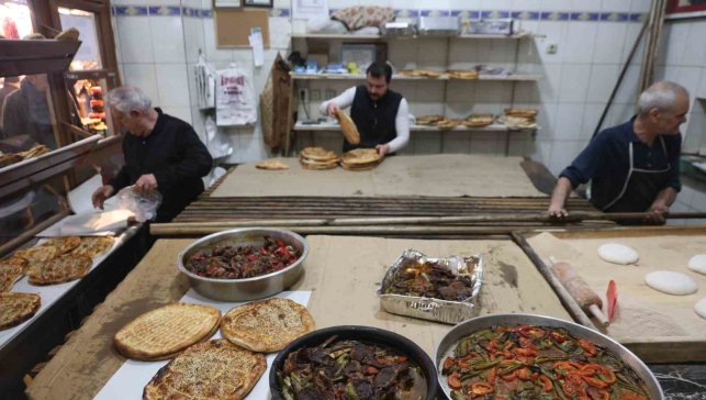 Elazığ'da fırıncıların yoğun 'Ramazan' mesaisi