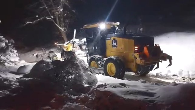 Elazığ'da kapalı köy yollarında kar temizleme çalışmaları sürüyor
