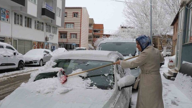 Oltu'da kar yağışı etkili oldu