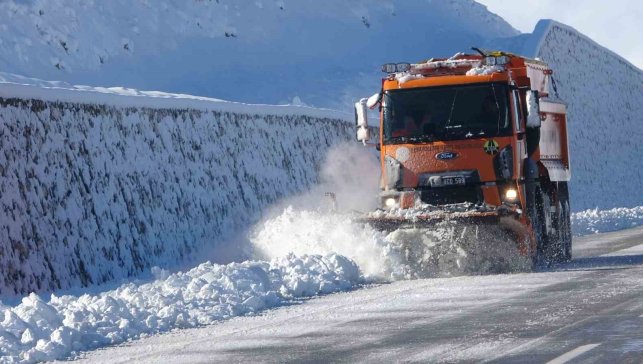 Van'da 390 yerleşim yerinin yolu kardan kapandı