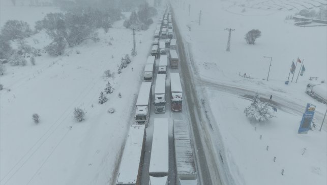 Yoğun kar yağışı nedeniyle Refahiye-Erzincan kara yolunda ulaşım güçlükle sağlanıyor