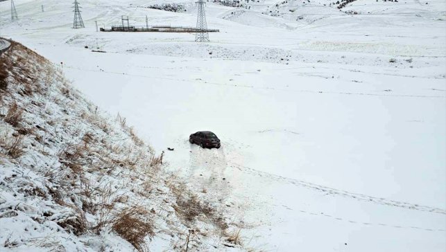 Kars'ta şarampole düşen otomobildeki 2 kişi yaralandı