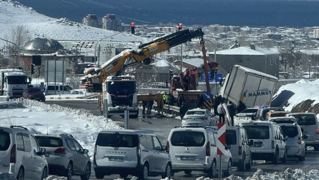 Tuşba'da tır kazasında uzun araç kuyruğu oluştu