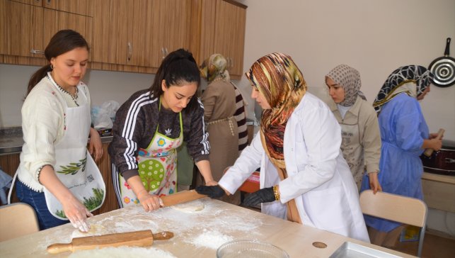 Muş'ta kadınlar yaptıkları yöresel tatlılarla ağızları tatlandırıyor