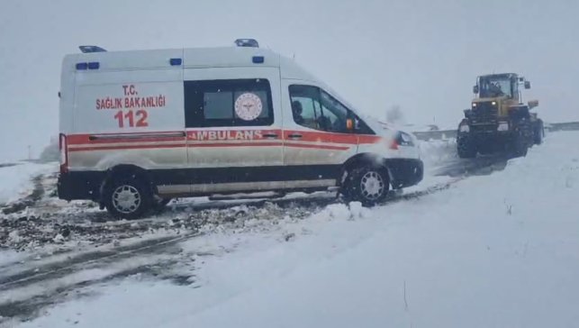 Kars'ta ambulanslara kar geçit vermedi