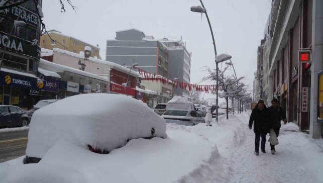 Kar Erzurum'u esir aldı, araçlar karın içinde kayboldu