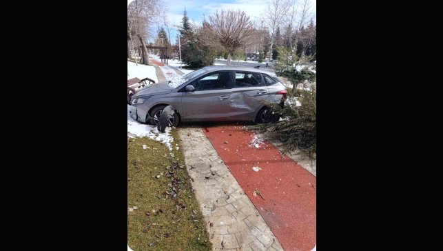 Elazığ'da otomobil kaldırıma çıktı: 1 yaralı