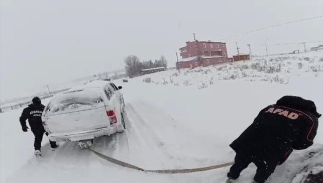 Ardahan'da kar nedeniyle yolda mahsur kalan 11 araç kurtarıldı