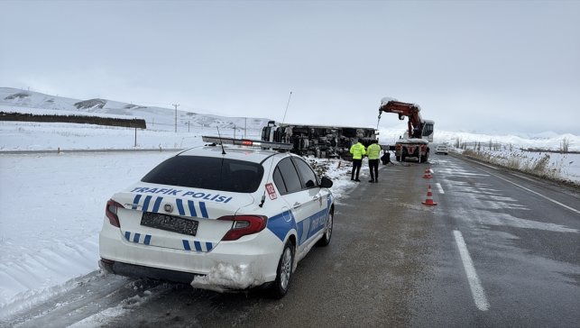 Erzurum-Erzincan kara yolunda ulaşım güçlükle sağlanıyor 