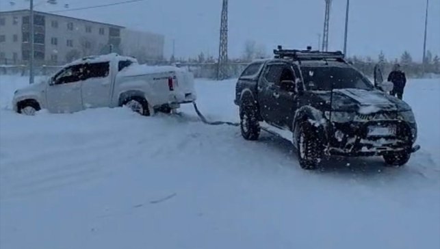 Ardahan'da kar nedeniyle yolda mahsur kalan 8 aracı gönüllüler kurtardı