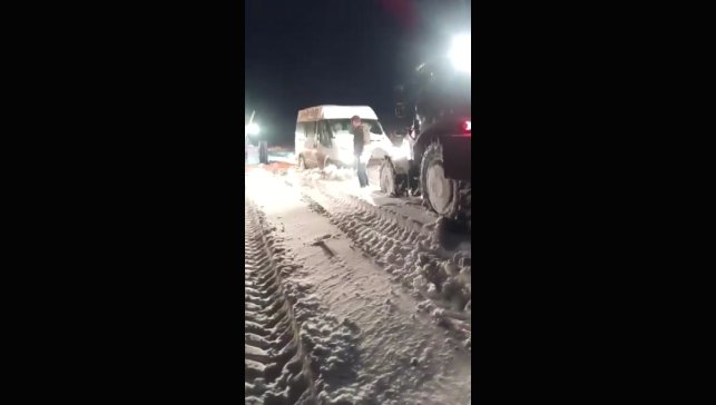 Kars'ta minibüs kara saplandı, mahsur kalan vatandaşlar kurtarıldı