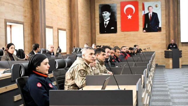 Erzurum, Ardahan ve Kars'ta kardan kapanan yolların açılması için çalışmalar sürüyor