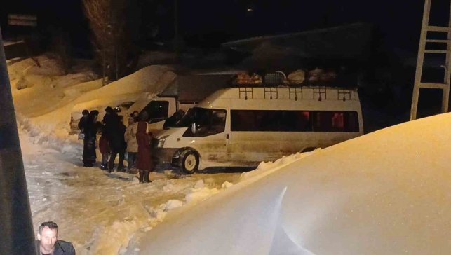 Köy yolunda mahsur kalan öğrenci servisi kurtarıldı