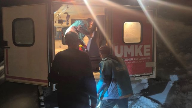 Bingöl'de yolu kardan kapanan köydeki hastayı UMKE hastaneye ulaştırdı