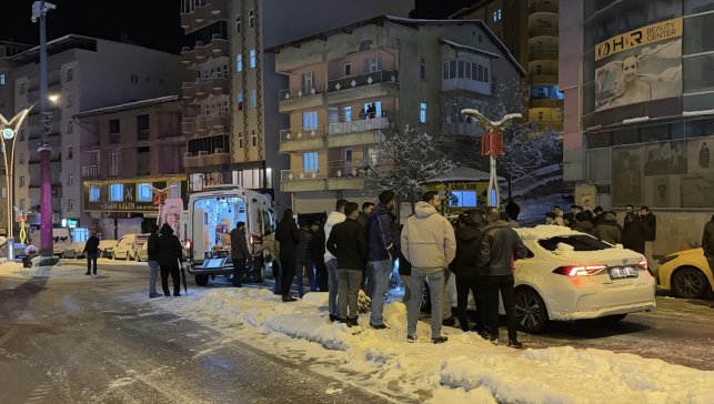 Hakkari'de buzlanma nedeniyle ulaşımda aksamalar yaşandı