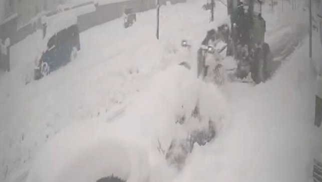 Yoldaki karı temizleyen iş makinası kardan kaybolan otomobile çarptı