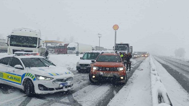 Kar ve tipi ulaşımı aksatıyor